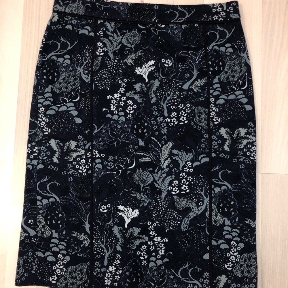 Ann Taylor size 6 floral skirt. Navy blue